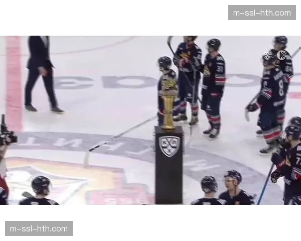 KHL大陆冰球联赛总决赛G5：马钢城冶金队加时绝杀，捧起加加林杯